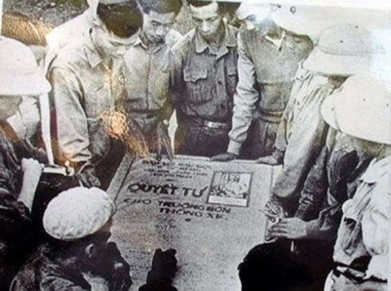 Bộ đội và lực lượng thanh niên xung phong bàn phương án bảo vệ đường 1