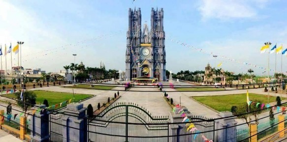 Nhìn thừ bên phải của Nhà Thờ Với những cây cột lớn càng làm thêm cho Nhà 1