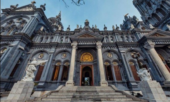 Với những cây cột lớn càng làm thêm cho Nhà Thờ Bác Trạch vẻ uy nghi bề 2