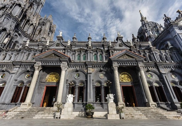 Bức phù điêu lớn về đức Maria được đắp ở phần đầu Nhà Thờ Những 3