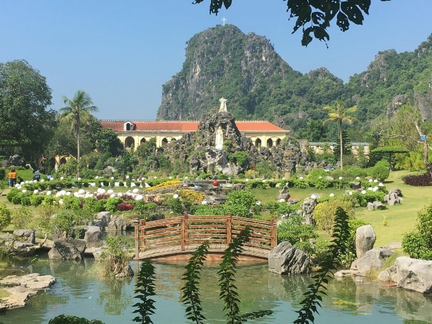 Vườn cầu nguyện Fatima thuộc Đan viện Châu Sơn Tượng đức mẹ Fatima tại 10