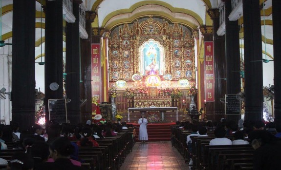 Một buổi lễ diễn ra tại nhà thờ chính tòa Bùi Chu Chuỗi tràng hạt tại 13
