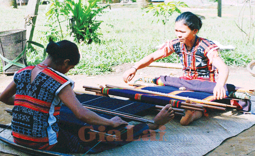 Nguyên liệu và cách thức dệt vải truyền thống của Người Cơ Tu Trang phục 13