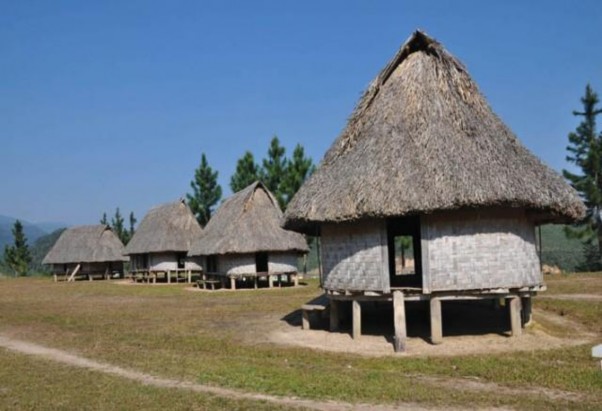 Nhà sàn truyền thống của người Cơ Tu Gươl thôn Pơning có kiến trúc và điêu 2