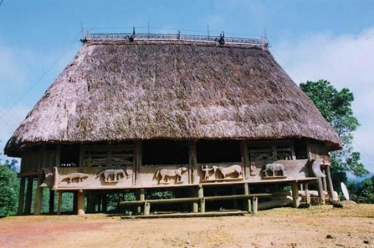 Gươl thôn Pơning có kiến trúc và điêu khắc đẹp Nhà sàn mái thưa của người 3