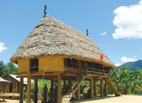 Nhà sàn mái thưa của người Cơ Tu ở thôn Công Dồn Nhà sàn truyền thống của 4