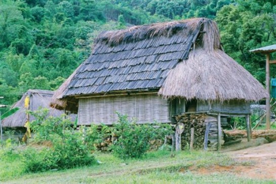 Nhà sàn mái thưa của người Cơ Tu ở thôn Công Dồn Nhà sàn truyền thống của 5