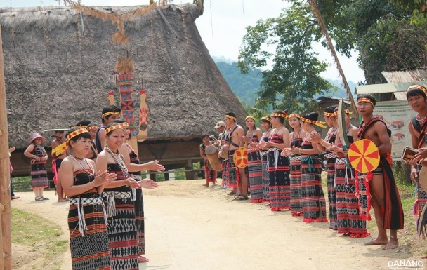 Trang phục lễ hội của người Cơ Tu Múa tung tung da dá điệu múa truyền thống 2