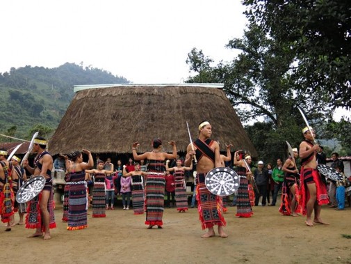 Múa tung tung da dá điệu múa truyền thống trong ngày lễ Tết của đồng bào 3