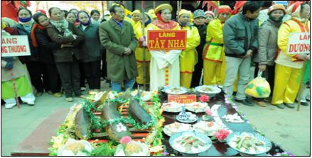 Hình 3 Hội thi cỗ cá của các làng trong xã Tiến Đức Hình 4 Cỗ cá của làng 2