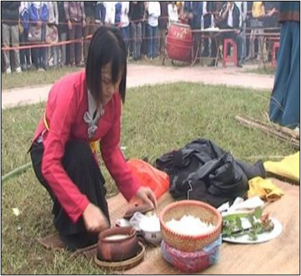 Hình 7 Hội thi thổi cơm Hình 8 Lễ bái tế các vua Trần và cung nghinh nước 6