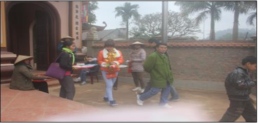 Hình 10 Nạn chèo kéo khách du lịch ở Khu di tích đền Trần 9