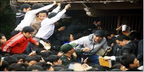 Hình 11 Hiện tượng chen chúc xô đẩy ở đền Trần Hình 12 Nạn ăn xin ở 1