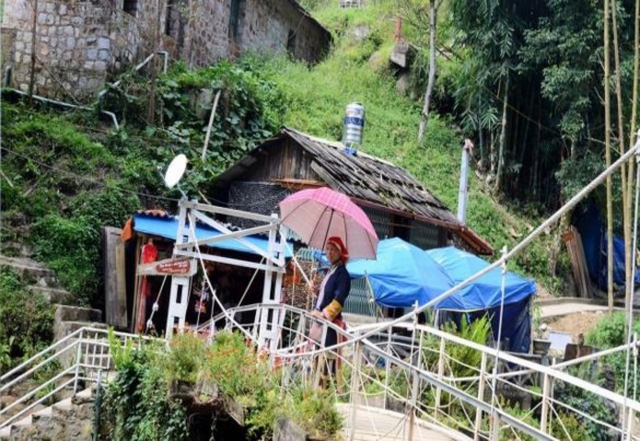 Hình 04 Thăm bản tại Sa Pa Hình 05 Giải đua xe đạp leo núi Hình 06 Leo đỉnh 4