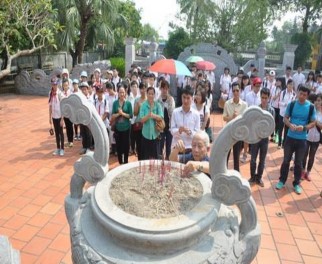 Lễ hội Đền Trạng Trình Nguyễn Bỉnh Khiêm Hát dân ca trong lễ hội Lễ 2