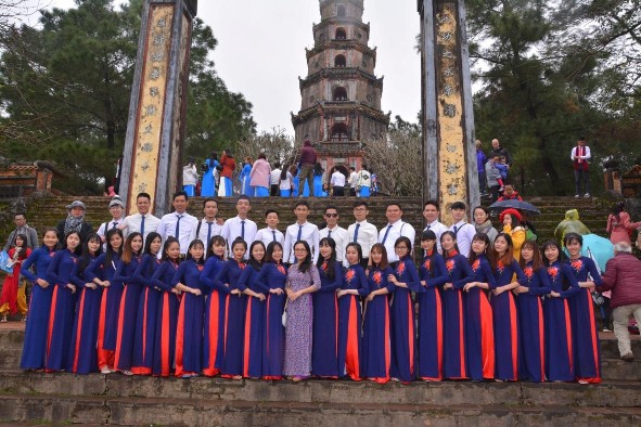 Hình Sinh viên Việt Nam học Trường CĐ Cần Thơ thực tế du lịch 2 tại Huế 1