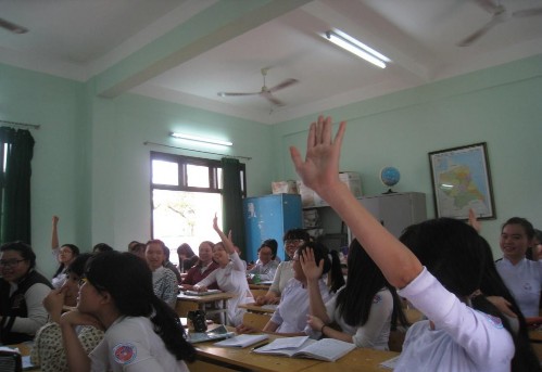 Hình 4 HS trường THPT Phan Châu Trinh Phú Yên phát biểu sôi nổi trong giờ học 12