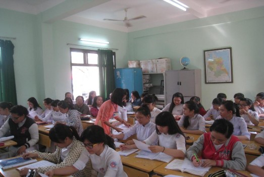 Hình 5 GV phát đề kiểm tra nhằm đánh giá HS sau khi dạy thực nghiệm Nguồn 13