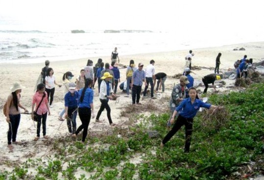 Hình 8 HS trường THPT Lý Sơn Quảng Ngãi làm sạch bờ biển Nguồn Thầy giáo 16