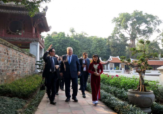 Hình 4 Bộ trưởng Bộ ngoại giao Hy Lạp tham quan khu di tích Nguồn vanmieu gov vn 5