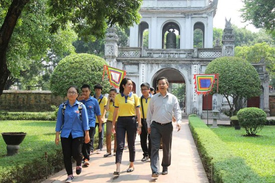 Hình 5 Nhóm du khách nghiên cứu các chuyên đề tại VMQTG Nguồn vanmieu gov vn 6