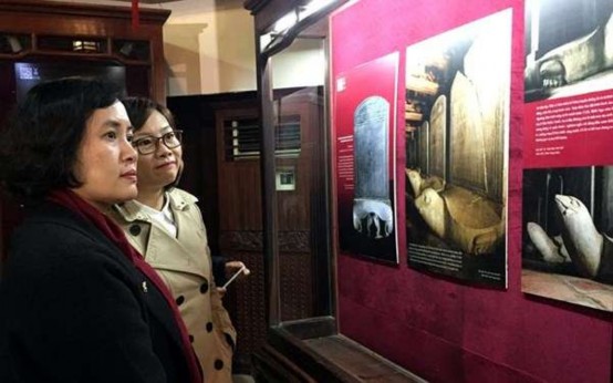 Hình 15 Du khách tham quan VMQTG qua các hình ảnh Nguồn vanmieu gov vn 2017 5