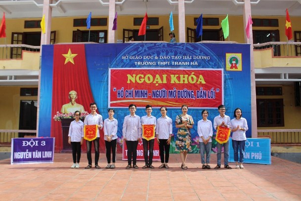 Hình ảnh trao thưởng cho các đội tham gia Hình ảnh văn nghệ 4