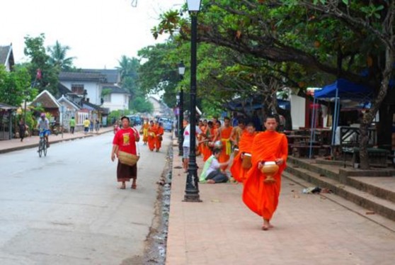 Ảnh 6 Các nhà sư đi khất thực vào mỗi buổi sáng 6