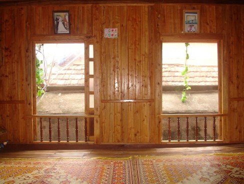 Một góc sàn nhà nơi nghỉ của du khách tại bản Lác Đồ đạc trong nhà của 3