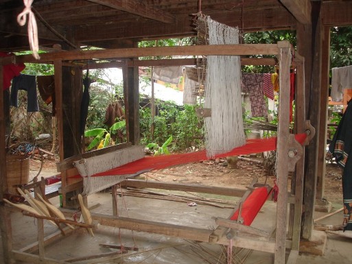 Khung cửi dệt vải ở bản Nhót để ở dưới sàn nhà Mô hình khung cửi dệt 1