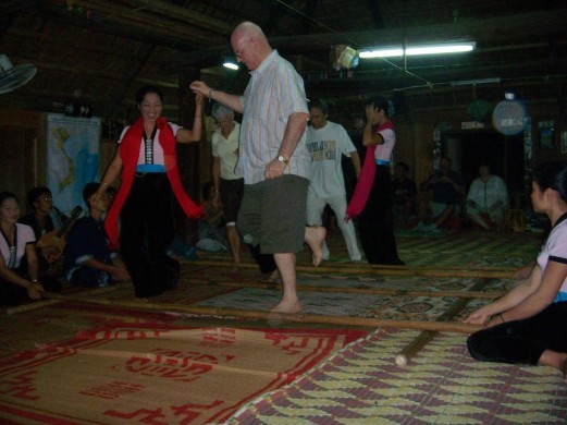 Du khách múa sạp cùng đội múa của bản Lác 10