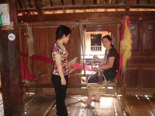 Mô hình khung cửi dệt vải ở bản Lác để ở trên sàn nhà Bộ áo váy 2