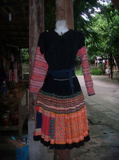 Áo vì tà của nam giới đã cách điệu Bộ áo váy của phụ nữ H’Mông được 6