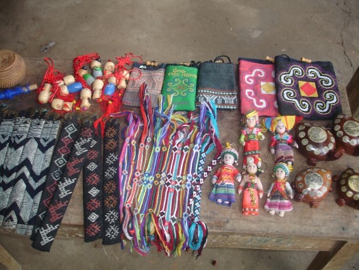 Một số đồ lưu niệm được bày bán tại bản Pom Coọng Một số đồ lưu 7