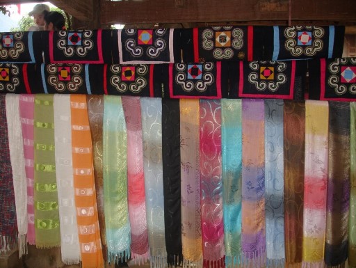 Một số đồ lưu niệm được bày bán tại nhà ở bản Lác § ội múa thanh nữ 8