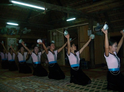 § ội múa thanh nữ của bản Lác đang phục vụ du khách Du khách múa sạp cùng 9