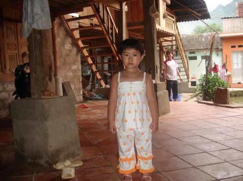 Trang phục của một cháu gái nhỏ và một thanh niên tại bản Lác Trang phục ngày 1