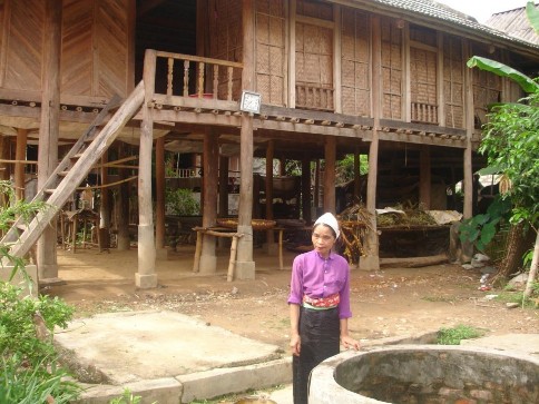 Trang phục ngày thường của một phụ nữ ở bản Lác Nam giới người đứng 2