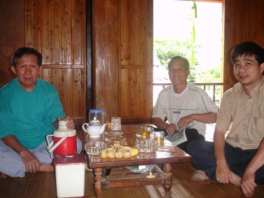 Nam giới người đứng tuổi trung niên cũng mặc âu phục không mặc trang phục 3