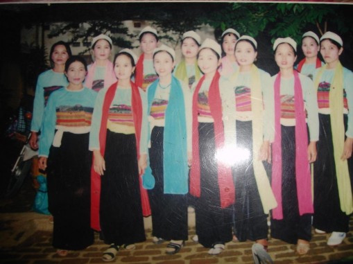 Đội nữ văn nghệ bản Nhót mặc trang phục truyền thống Một trong những ảnh 4