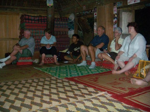 Du khách nước ngoài xem biểu diễn văn nghệ Du khách vui múa cùng đội múa Đội 1