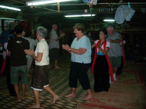 Du khách vui múa cùng đội múa Đội múa thanh nữ của bản Lác đang phục vụ du 2