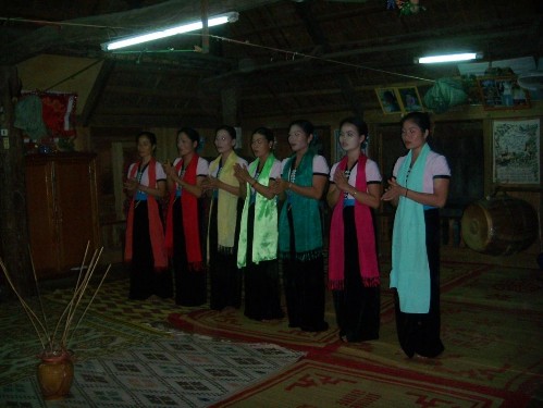 Đội múa thanh nữ của bản Lác đang phục vụ du khách Du khách múa sạp cùng 3