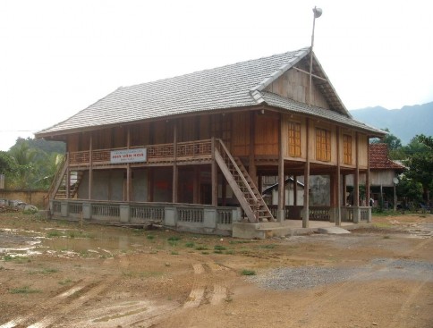 Nhà văn hóa của bản Lác Nhà sàn cột gỗ vuông mái ngói ở bản Văn Nhà sàn 2