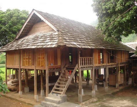 Nhà sàn cột gỗ vuông mái ngói ở bản Văn Nhà sàn truyền thống mái cỏ tranh 3