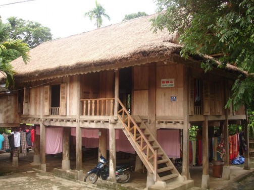 Nhà sàn truyền thống mái cỏ tranh ở bản Lác Ao cá liền nhà sàn và khu vệ 4