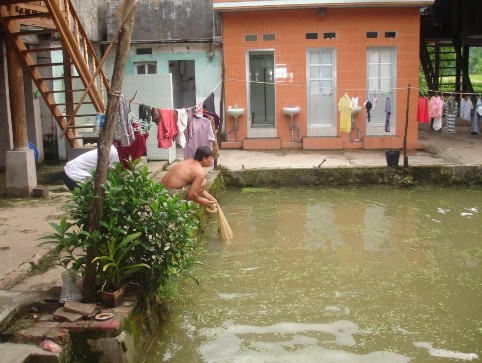 Ao cá liền nhà sàn và khu vệ sinh ở bản Lác 5