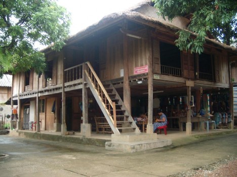 Thống mái cỏ tranh ở bản Lác Ao cá liền nhà sàn và khu vệ sinh ở bản Lác 6