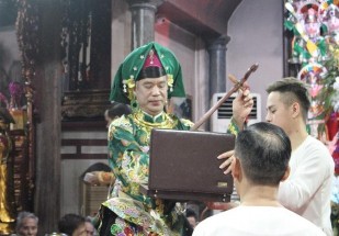 Hầu đồng tại đền Tiên La Một số hình ảnh tại đền Tiên La 10