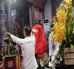 Hầu đồng tại đền Tiên La Một số hình ảnh tại đền Tiên La 11